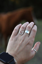 Load image into Gallery viewer, Horseshoe ring - size 6.5
